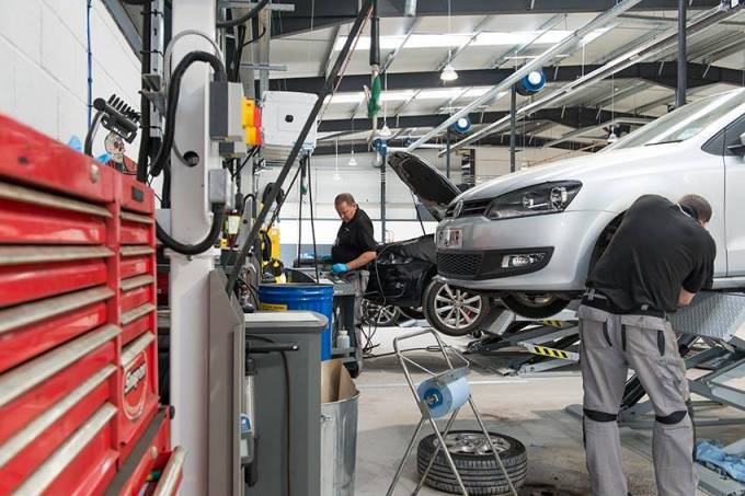 What is the Process of Conducting an MOT Test?