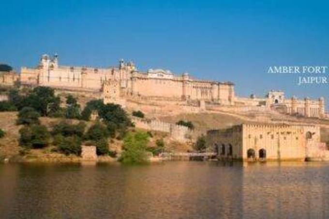 Discover the Beauty of the Taj Mahal with Guided Tours
